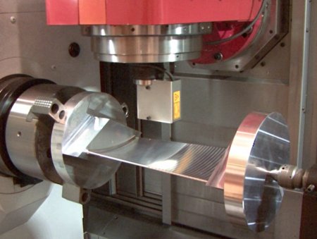 On-machine laser measurement of a blade.